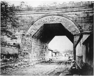 Antiguo arco budista en Kew-Yung-Kwan, c.1867-72